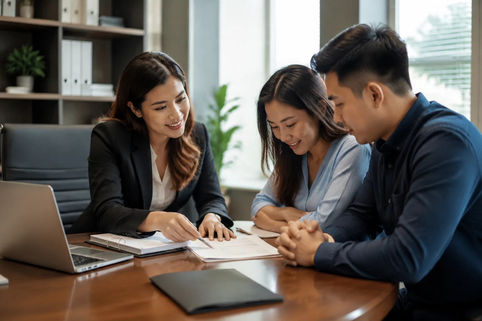 Chuyên viên tư vấn vay thế chấp trao đổi với khách hàng về hồ sơ vay tại bàn làm việc