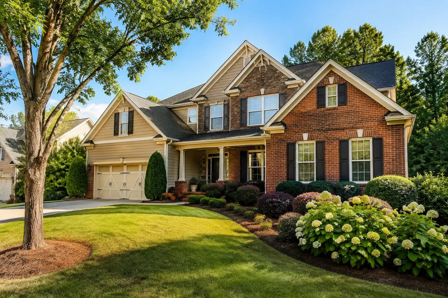 Ngôi nhà gia đình kiểu Mỹ tại khu dân cư Gainesville, Georgia vào buổi chiều nắng đẹp