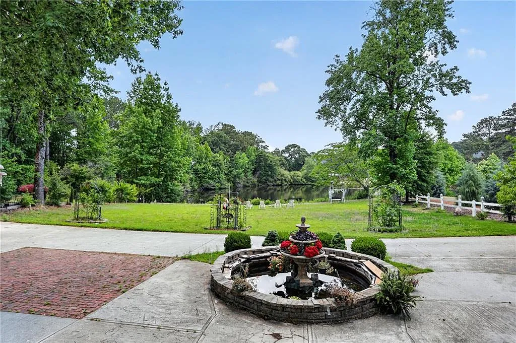 Renovated Lakefront Gem in Sugarloaf Springs 4